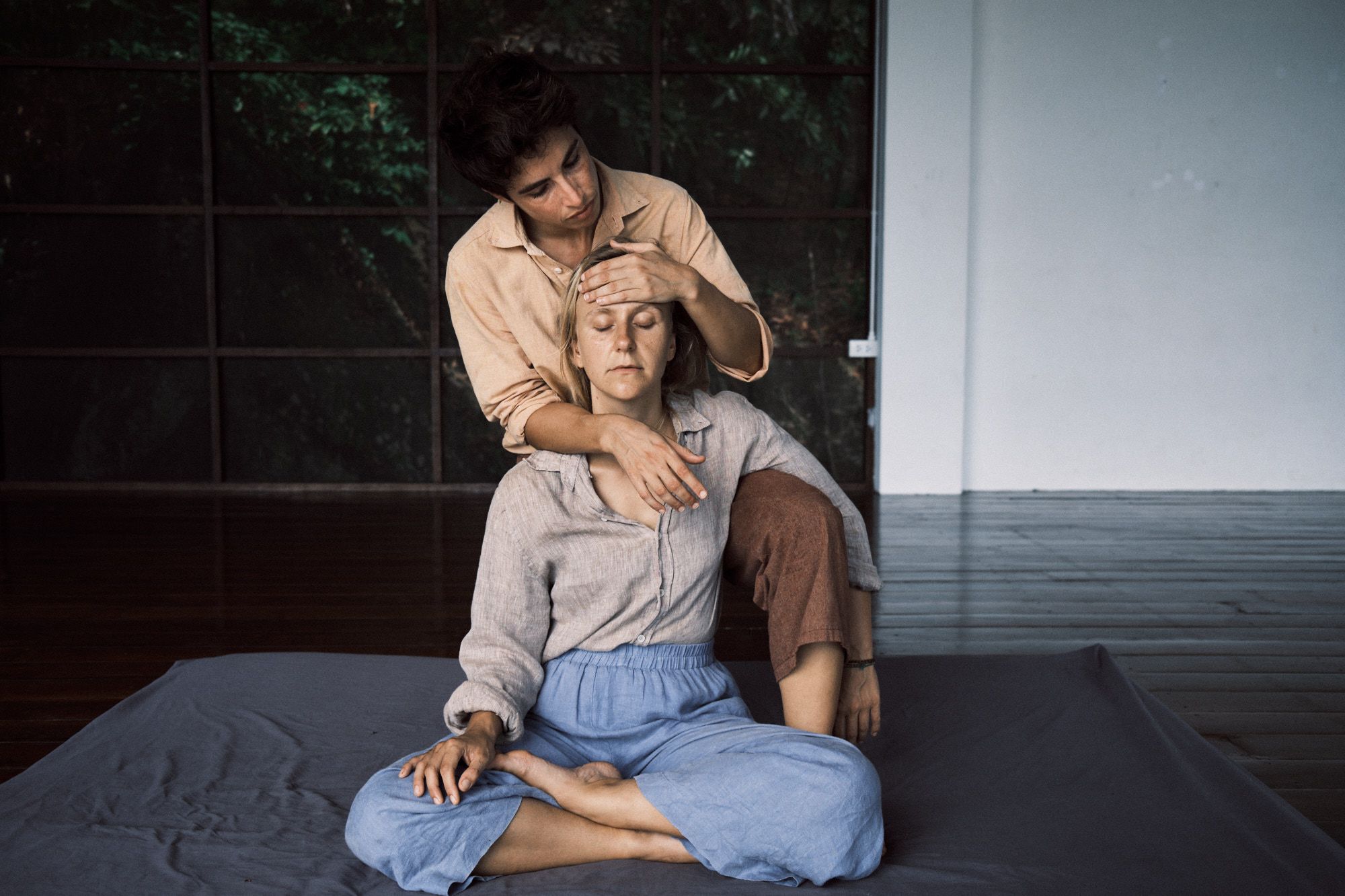 'The sitting position' in Thai massage enables me to use my body weight easily, facilitating the application of pressure and execution of stretching techniques. This aids in enhancing flexibility and expanding the range of motion in joints. Moreover, it offers direct access to specific areas like the back, shoulders, neck, and arms. The techniques employed in this position can significantly enhance blood circulation, thereby promoting improved oxygenation of muscles and tissues."